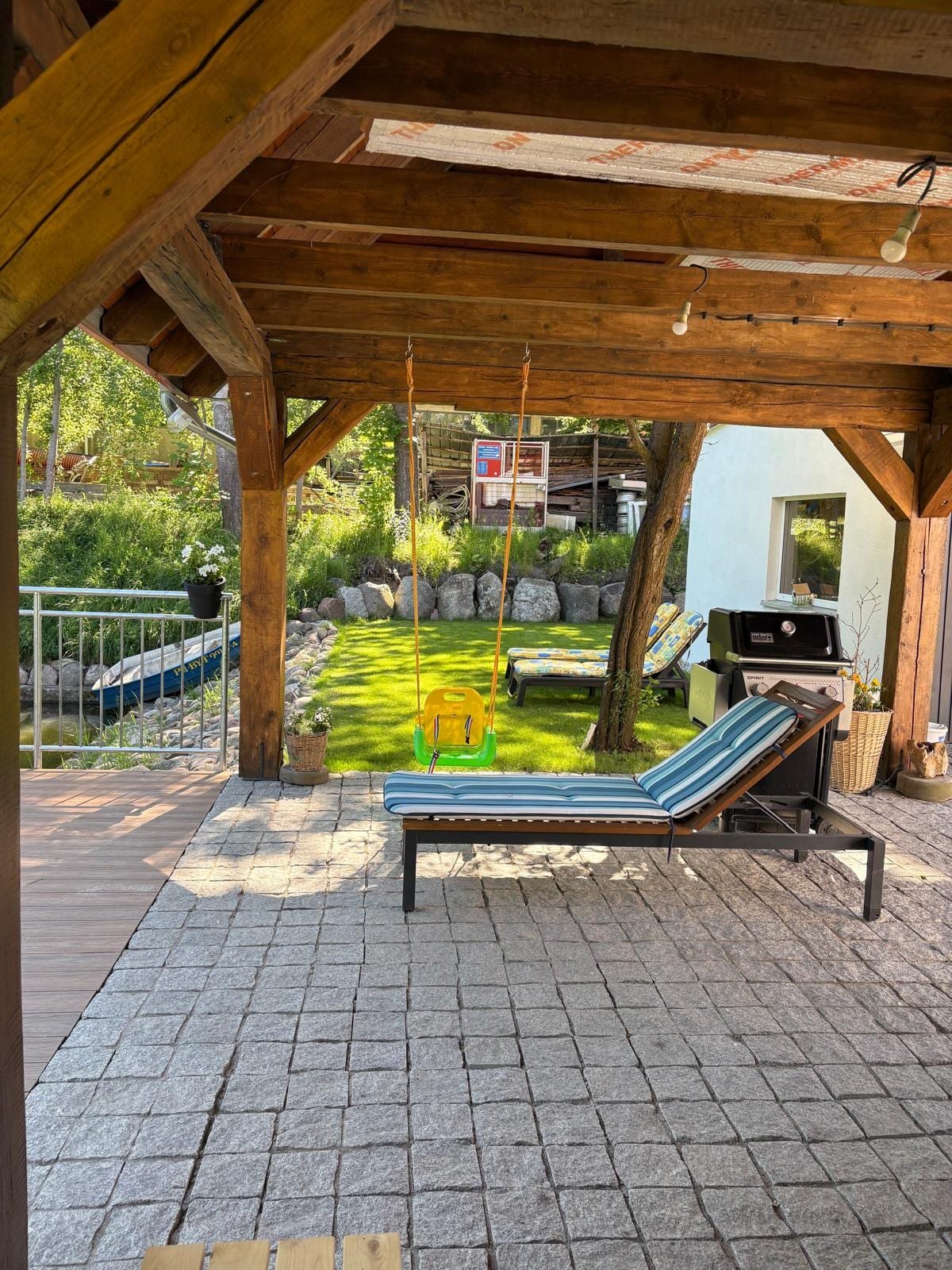 Patio z leżakami i grillem w Willi Pod Platanem