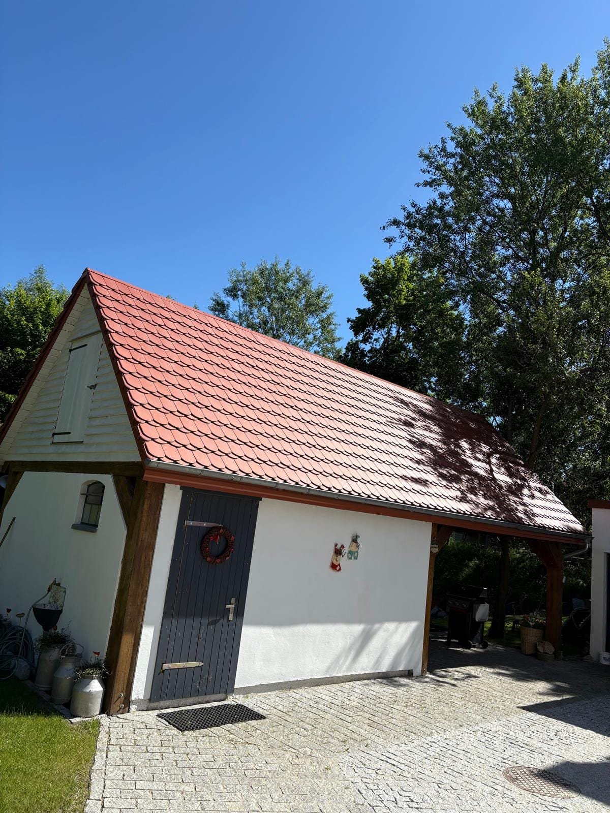 Willa Pod Platanem Bytów — zabytkowa willa z czerwonym dachem i ogrodem